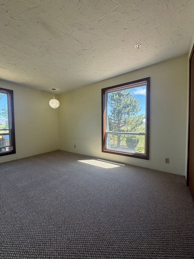 Building Photo - Idyllic 3bd, 2ba Retreat with Loft on 2+ A...