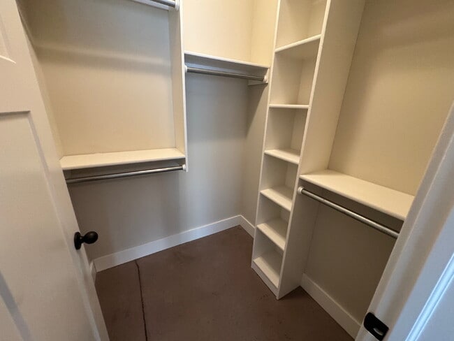 Building Photo - "Spacious 3-Bedroom Duplex Retreat with 2 Full Baths in Derby - 2194 Sq. Ft of Comfort!"