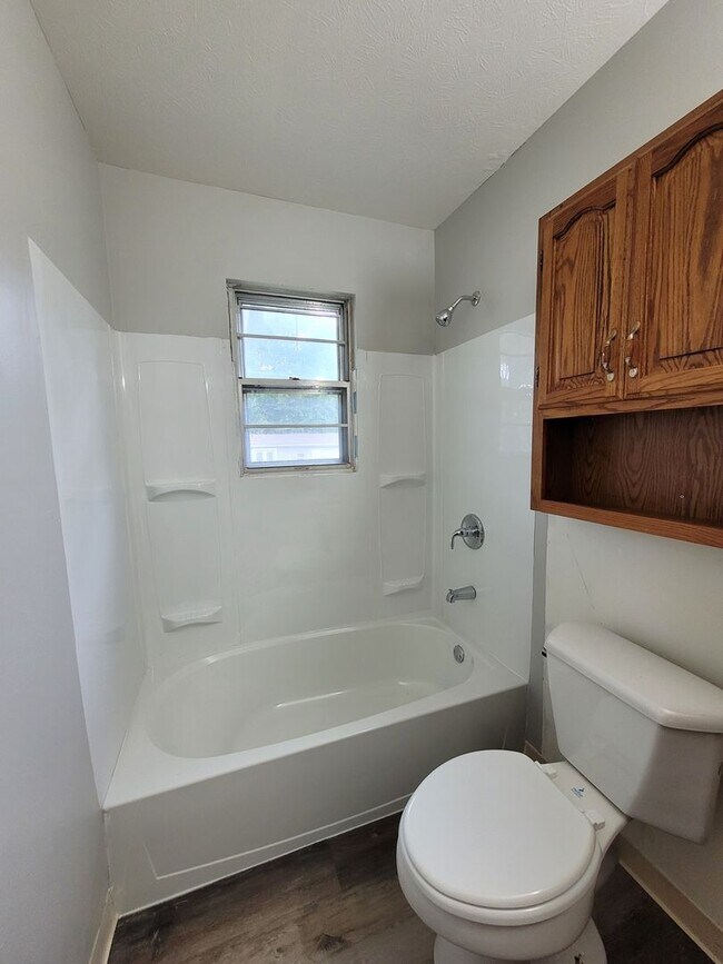 Building Photo - Move In Special! 4 Bedroom 1.5 Bath house!