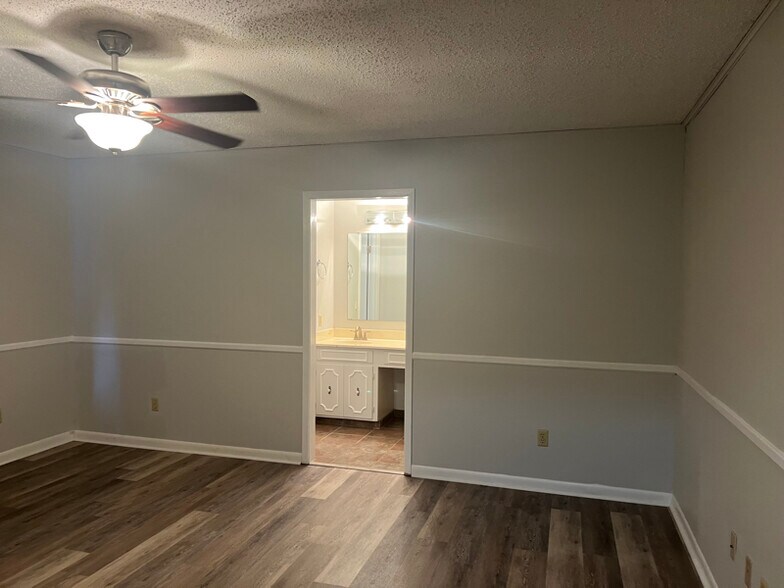 Building Photo - 211 Harvest Ln