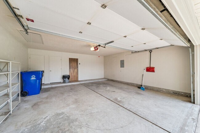 Building Photo - Spacious Single Story 4 Room Home + Sunroo...