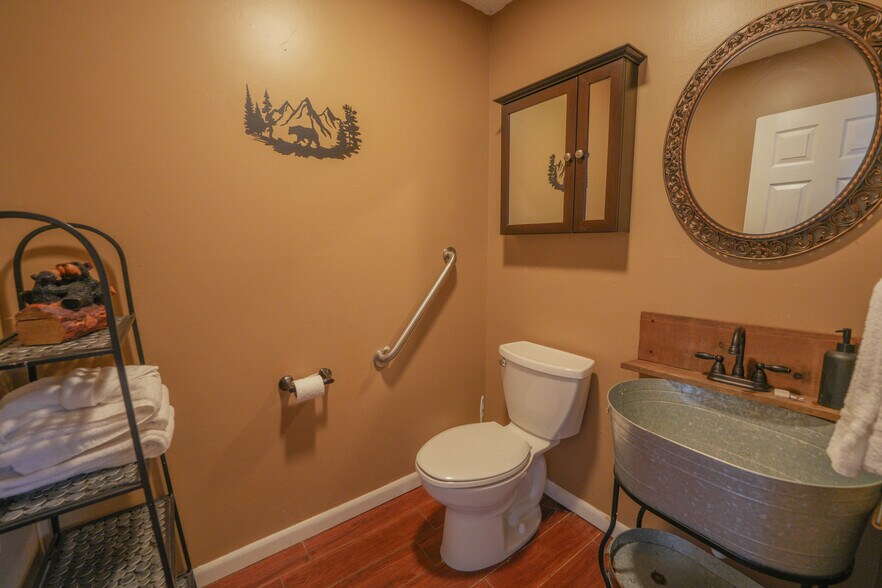 Building Photo - 425 Hemlock Ln