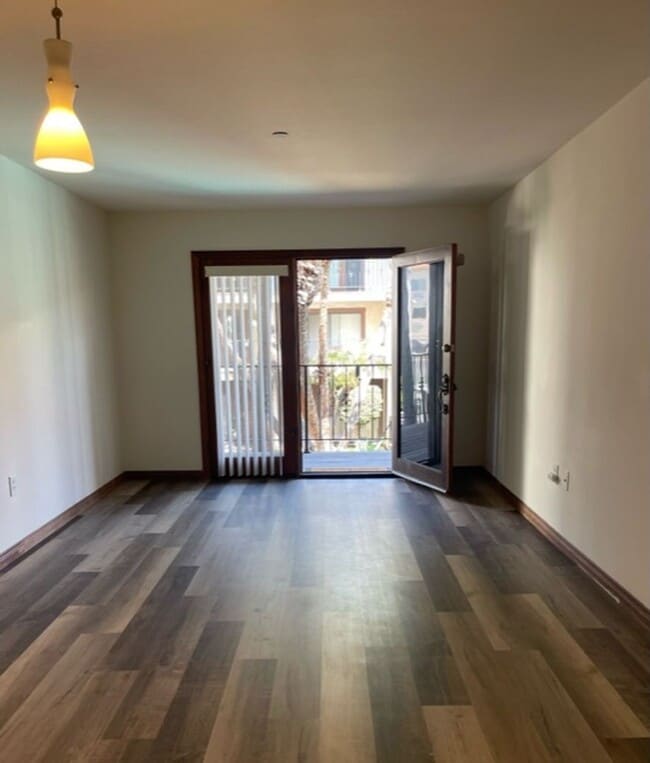 Building Photo - Los Caballeros #213