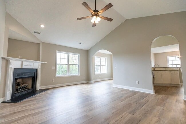 Building Photo - 720 Hillside Dr