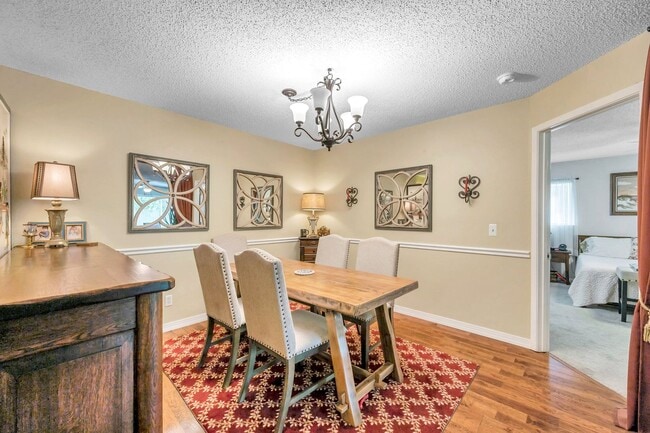 Building Photo - Quiet 3 bedroom 2 Bathroom Condo Unit in C...