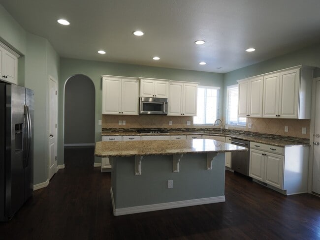 Building Photo - 5 Bedroom Home with AC in Cordera!