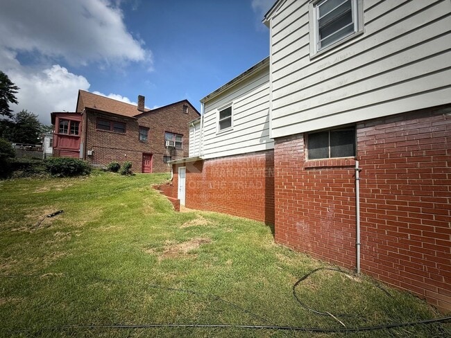 Building Photo - 828 Circle Dr