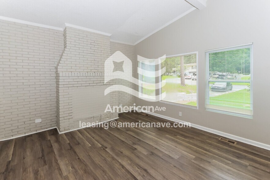 Building Photo - 300 Clairmont Dr