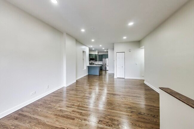 Building Photo - 2330 N Greenview Ave