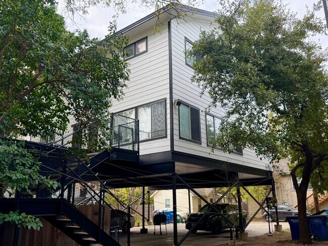 Building Photo - Remodeled 6 Bedroom in North Campus off Sp...