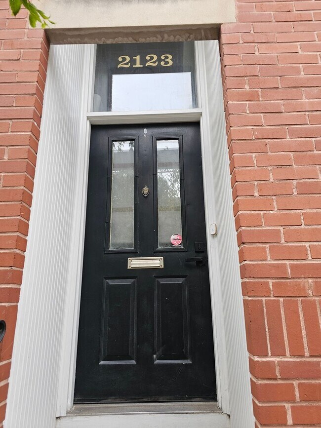 Building Photo - Wonderfully Remodeled Tri Level 3BR/2BTH Soulard Townhouse