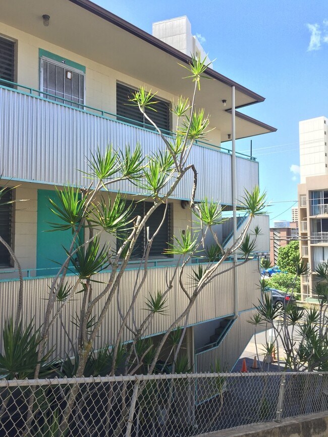 Building Photo - Punchbowl: Renovated Small Studio with Was...