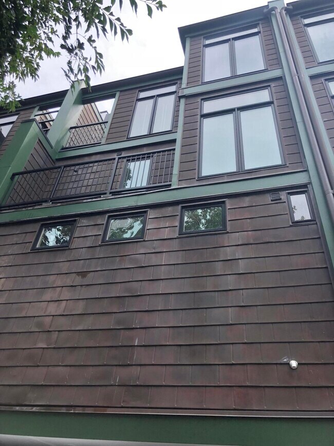 Building Photo - 622 W Main St