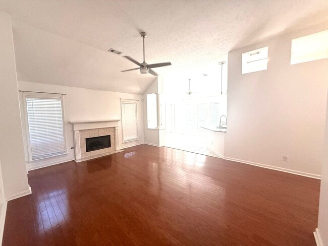 Building Photo - ** 3 Bed 2 Bath Located across from AUM **...