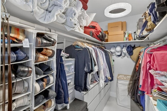 Building Photo - 3000 E Sunrise Blvd