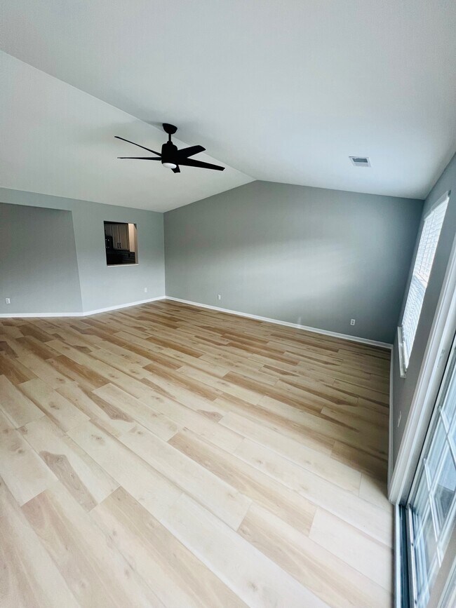 Building Photo - 5753 Tanager St