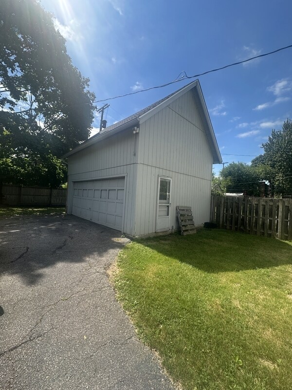 Building Photo - 9611 Larnder Ave