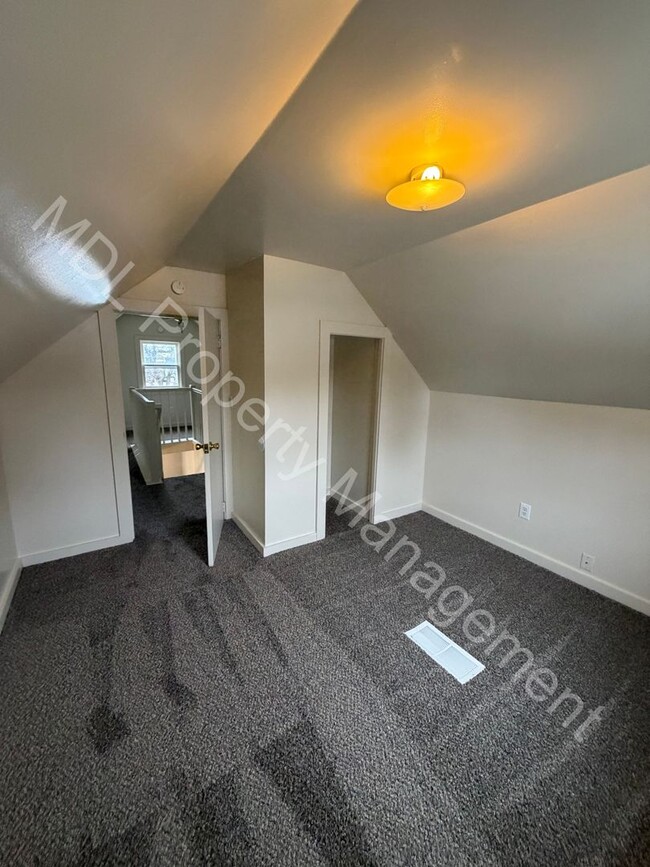 Building Photo - Adorable 2 Bedroom Home with 2nd Level and a Garage!!