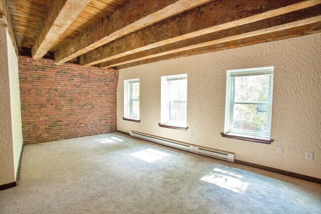 Building Photo - 146 Commercial St