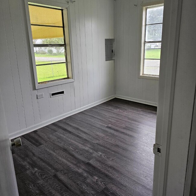 Building Photo - 611 Willow St