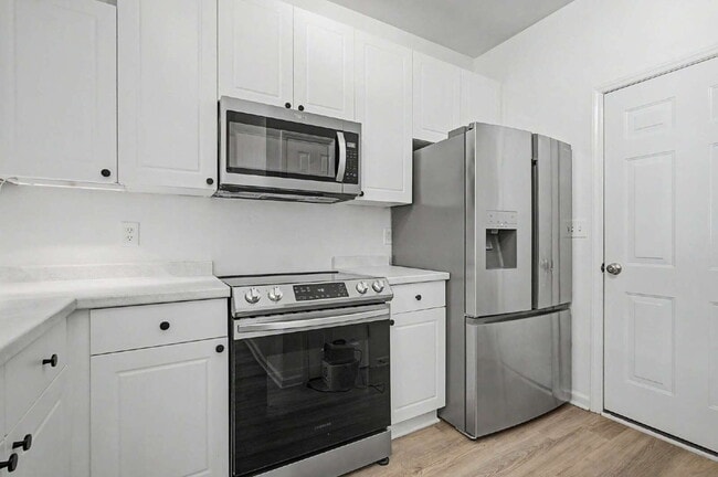 Building Photo - Townhome in Desirable Hedingham Community
