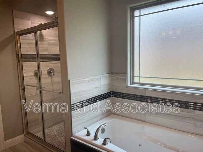 Building Photo - 1800 Sunrise Cir