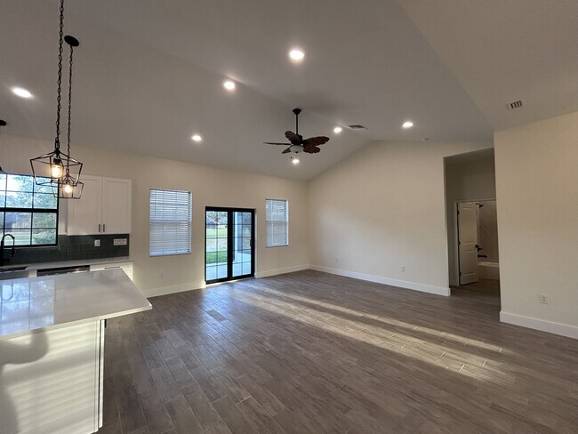 Building Photo - 3915 Rodeo Dr N