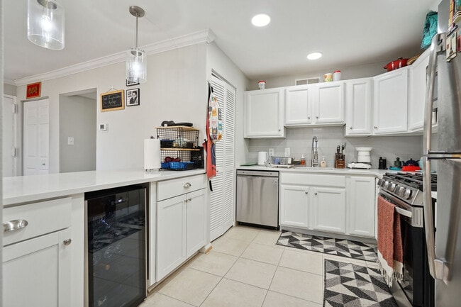 Building Photo - 102 Monroe St