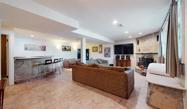 Building Photo - 830 Pine Tree Ln