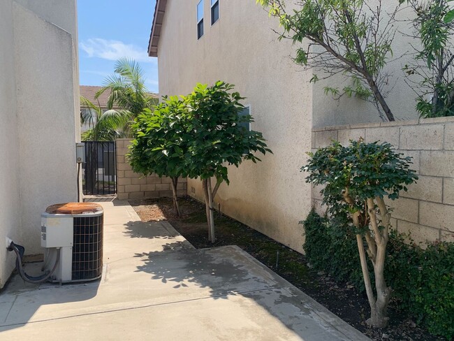 Building Photo - 4 bed / 3 bath house in Anaheim near Brook...