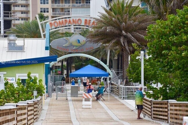 Building Photo - 400 N Riverside Dr