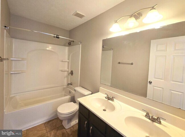 Building Photo - 400 Cabin Ct