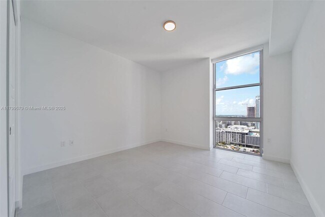Building Photo - 2150 N Bayshore Dr