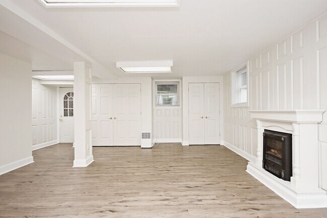 Building Photo - Student-Friendly Home in Desirable Univers...