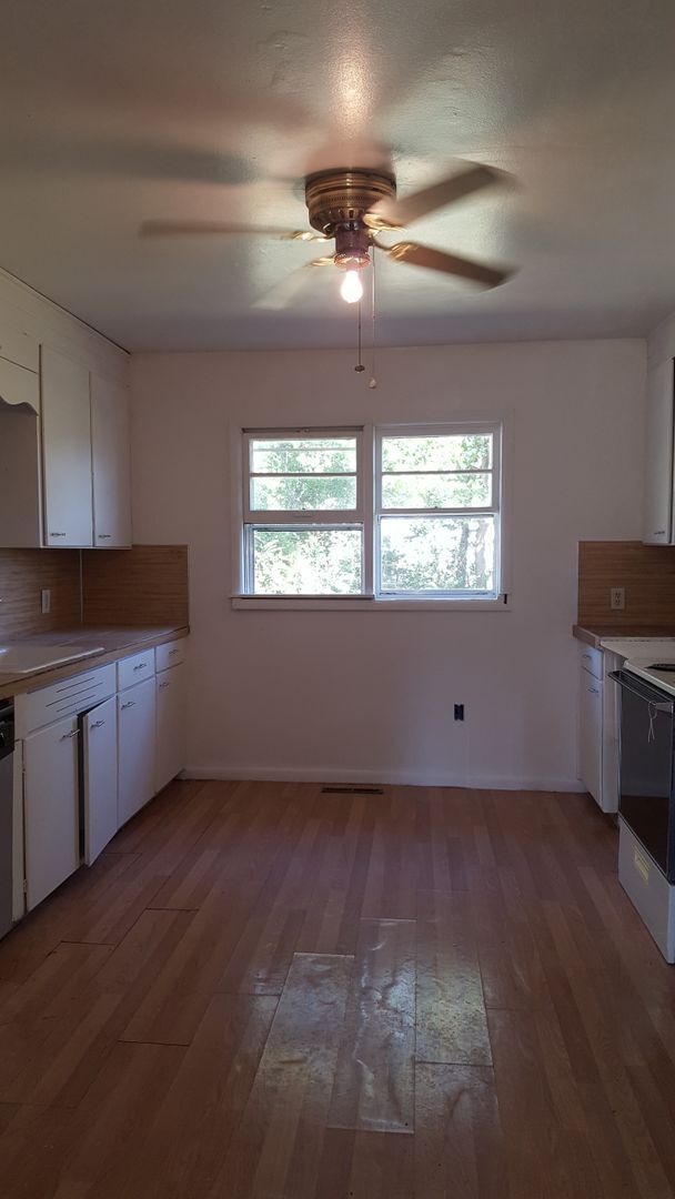 Building Photo - Spacious 3 bedroom and 1 bathroom