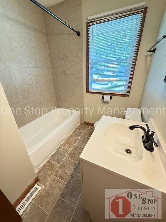Building Photo - Cozy 3 Bedroom, 1 Bathroom, 1 car garage i...