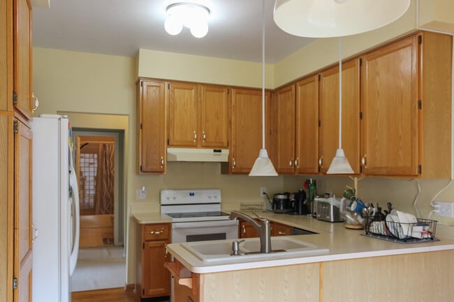 Building Photo - 41589 Sleepy Hollow Dr