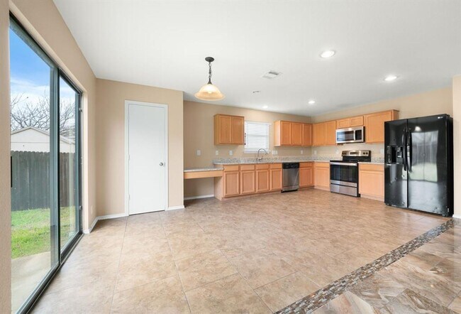 Building Photo - Spacious Living, Great Layout, Excellent Value In Waterleaf