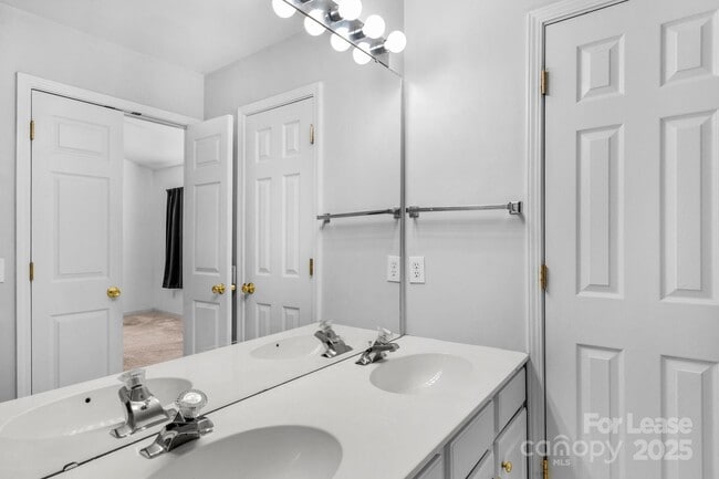 Building Photo - 3213 Mannington Dr