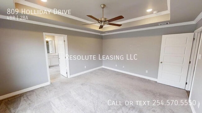 Building Photo - 809 Holliday Dr