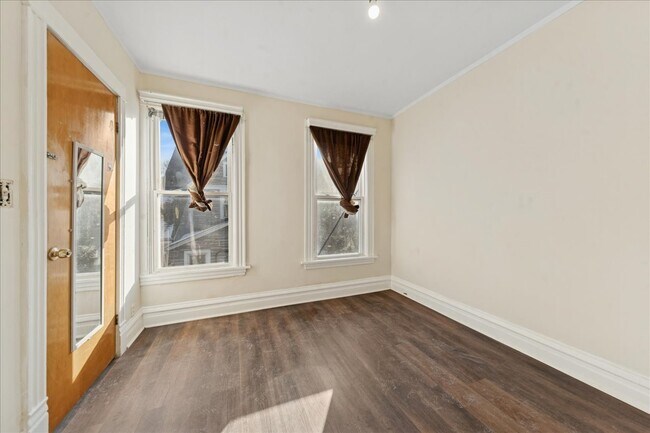 Building Photo - 2144 W Montrose Ave