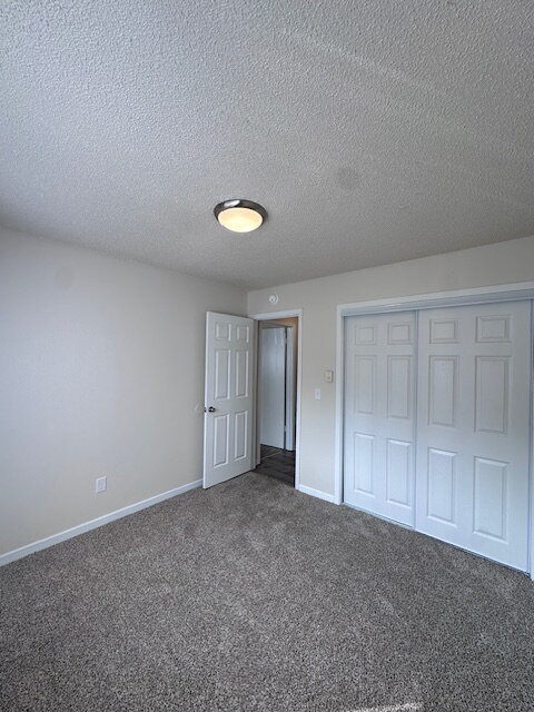 Building Photo - Charming Downstairs 2-Bed Oasis with Full Bath on SE Division - 836 Sq. Ft. of Portland Comfort!