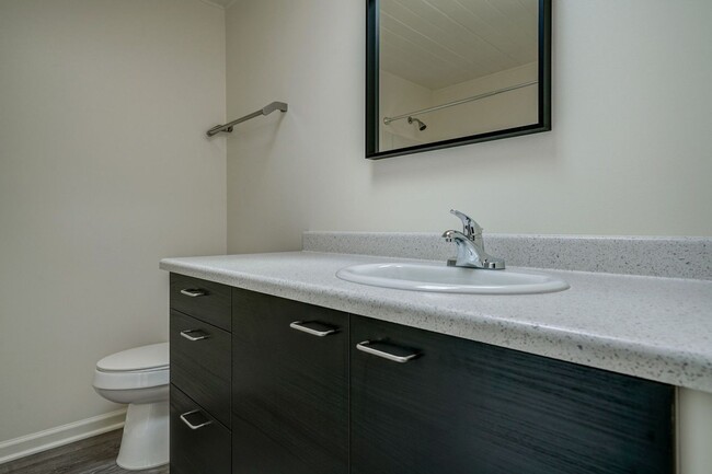 Building Photo - Updated 3 Bedroom 2 Bath Single Level Dupl...