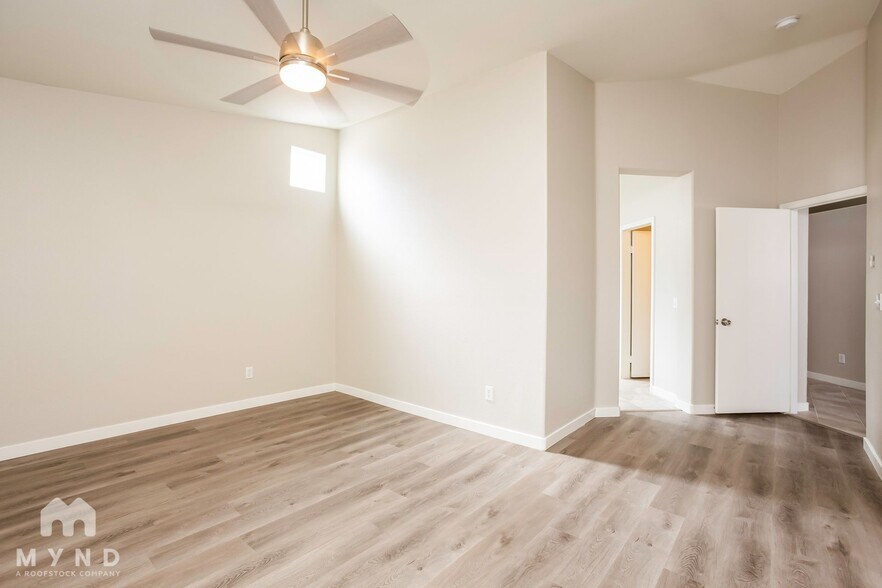 Building Photo - 423 Regal Robin Way