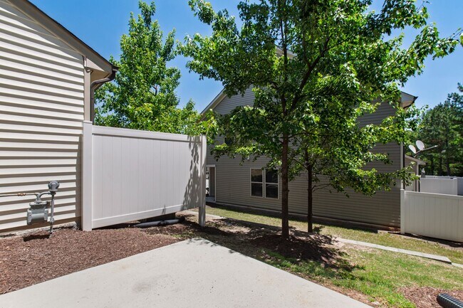 Building Photo - 117 Holly Berry Ln