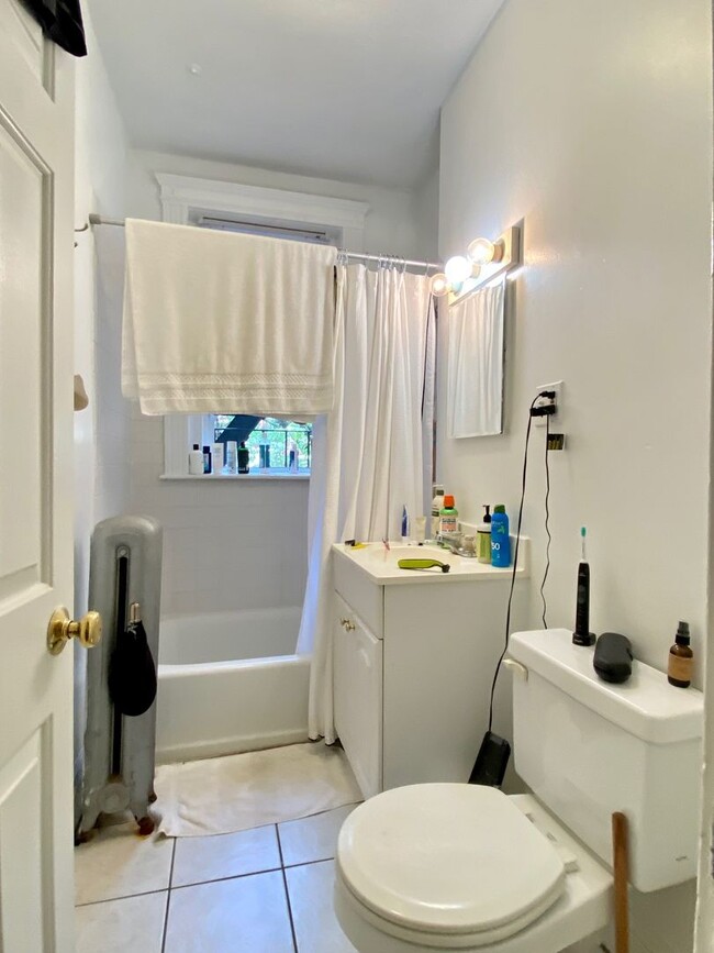 Building Photo - Nicely maintained, inexpensive studio in a...