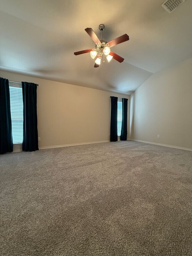 Building Photo - Adorable 4/2/2 located minutes from Weatherford High School