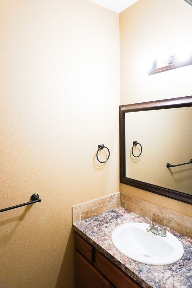 Building Photo - 3-Bed Duplex w Garage, NEW Carpet + Fenced Yard SPECIAL: $600 OFF February RENT!