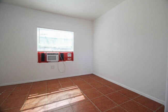 Building Photo - 13859 Glasser Ave