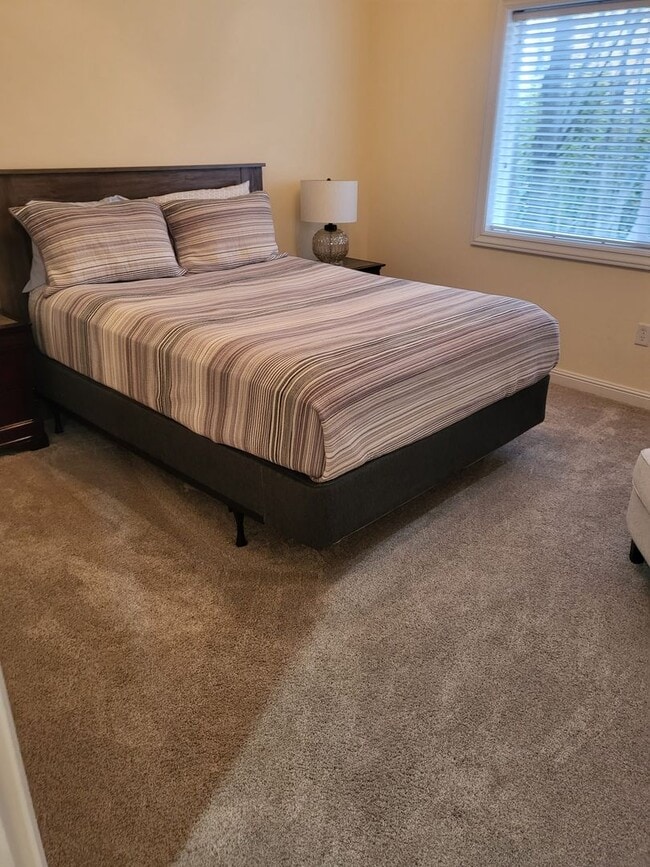 Building Photo - 5 bed 3 bath